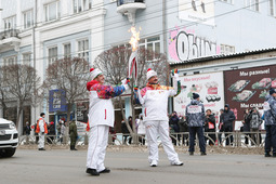 Генеральный директор ООО "Газпром трансгаз Екатеринбург" Давид Гайдт (на фото слева) принимает эстафету Олимпийского огня