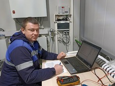 Инженер по телемеханике Владимир Крюков настраивает САУ ГРС