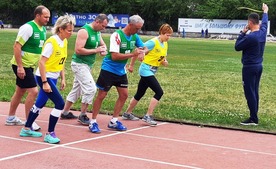 В зависимости от возрастных ступеней участники бежали кросс два и три километра, а спринтерские дистанции от 30 до 100 метров