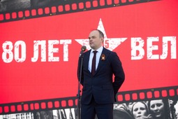 Собравшихся поприветствовал и поздравил генеральный директор предприятия Алексей Крюков