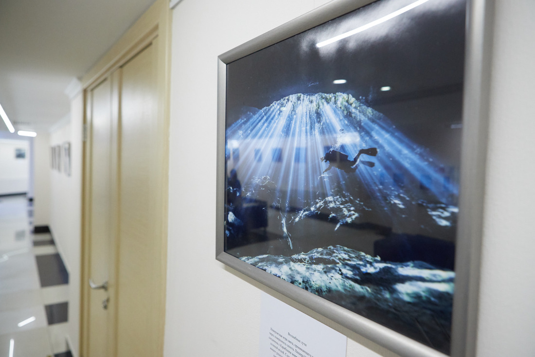 Также в экспозиции присутствует фото с полуострова Юкотан (Мексика), где расположена крупнейшая из известных в мире систем подводных пещер — сенотов