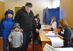 Пенсионер УТТиСТ Владимир Николаев пришел на избирательный участок вместе со своими внуками