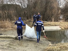 Сотрудники Малоистокского ЛПУМГ убирали и вывозили мусор с прилегающей к пешеходной дороге территории