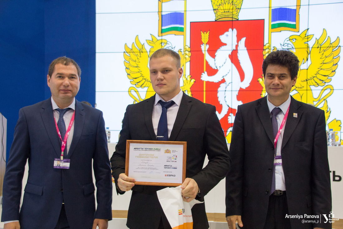 Михаил Лебедев (в центре), мастер комплекса по производству СПГ на ГРС-4 управления «Уралавтогаз» ООО "Газпром трансгаз Екатеринбург" — лауреат областного конкурса инновационных идей "Минута технославы"