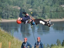 Команда ООО "Газпром трансгаз Екатеринбург" проходит туристскую полосу препятствий