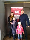 Александр Михайлов, начальник участка режимно-наладочных работ УАВР-4, пришел на выборы с семьей