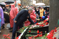 Церемония возложения цветов к монументу воинской славы в микрорайоне Компрессорный Екатеринбурга