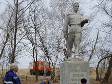 Работники УАВР-4 (Оренбургская область) восстанавливают заброшенный памятник павшим землякам, возведенный в 115 км от Оренбурга на хуторе Гребени