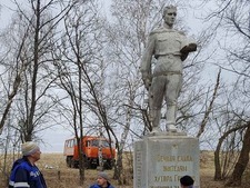 Работники УАВР-4 (Оренбургская область) восстанавливают заброшенный памятник павшим землякам, возведенный в 115 км от Оренбурга на хуторе Гребени