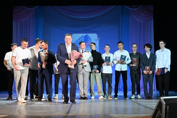 Руководитель Магнитогорского ЛПУМГ Павел Сухоручкин (в центре) поздравил выпускников с успешным окончанием учебы