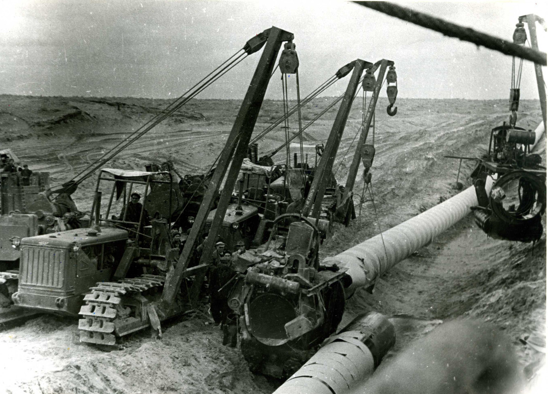 Сотни километров газопровода "Бухара — Урал" пролегли по пескам, почти тысяча — по степным малообжитым районам