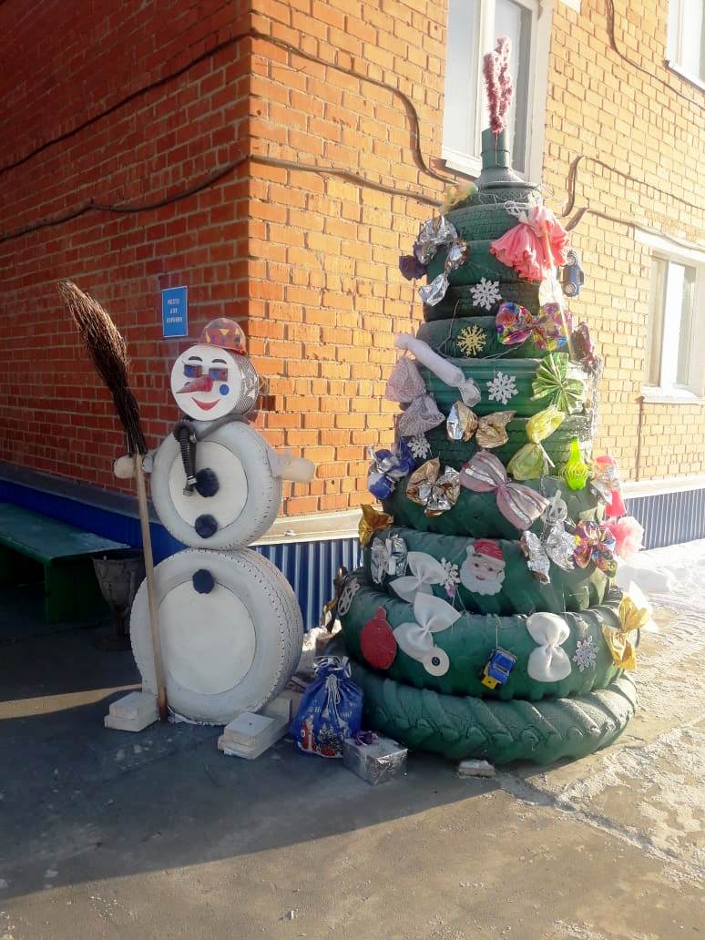 "Самый креативный СнеГАЗовик" украшает площадку Далматовского ЛПУМГ в паре с елочкой