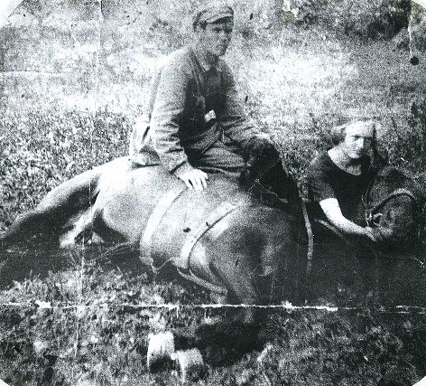 Михаил Прокопьевич Щекотуров с супругой и любимым конем