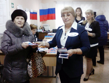 Ветераны инженерно-технического центра ООО "Газпром трансгаз Екатеринбург" не только голосовали, как Лидия Кир (слева), но и работали в избирательных комиссиях, как Людмила Полымова