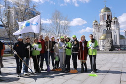 Работники предприятия на уборке Вознесенской площади и сквера возле главного здания ООО "Газпром трансгаз Екатеринбург"