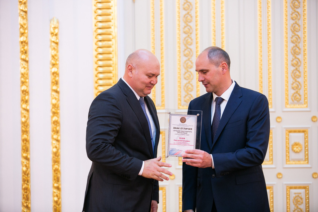 Начальник Оренбургского ЛПУМГ Сергей Полев (слева) получил награду из рук областного губернатора Дениса Паслера
