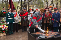 Ветераны войны зажигают Огонь памяти у мемориала воинской славы