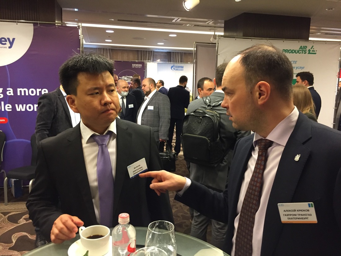 В ходе форума Алексей Крюков (на фото — справа) обсудил тему развития рынка СПГ с российскими и зарубежными специалистами