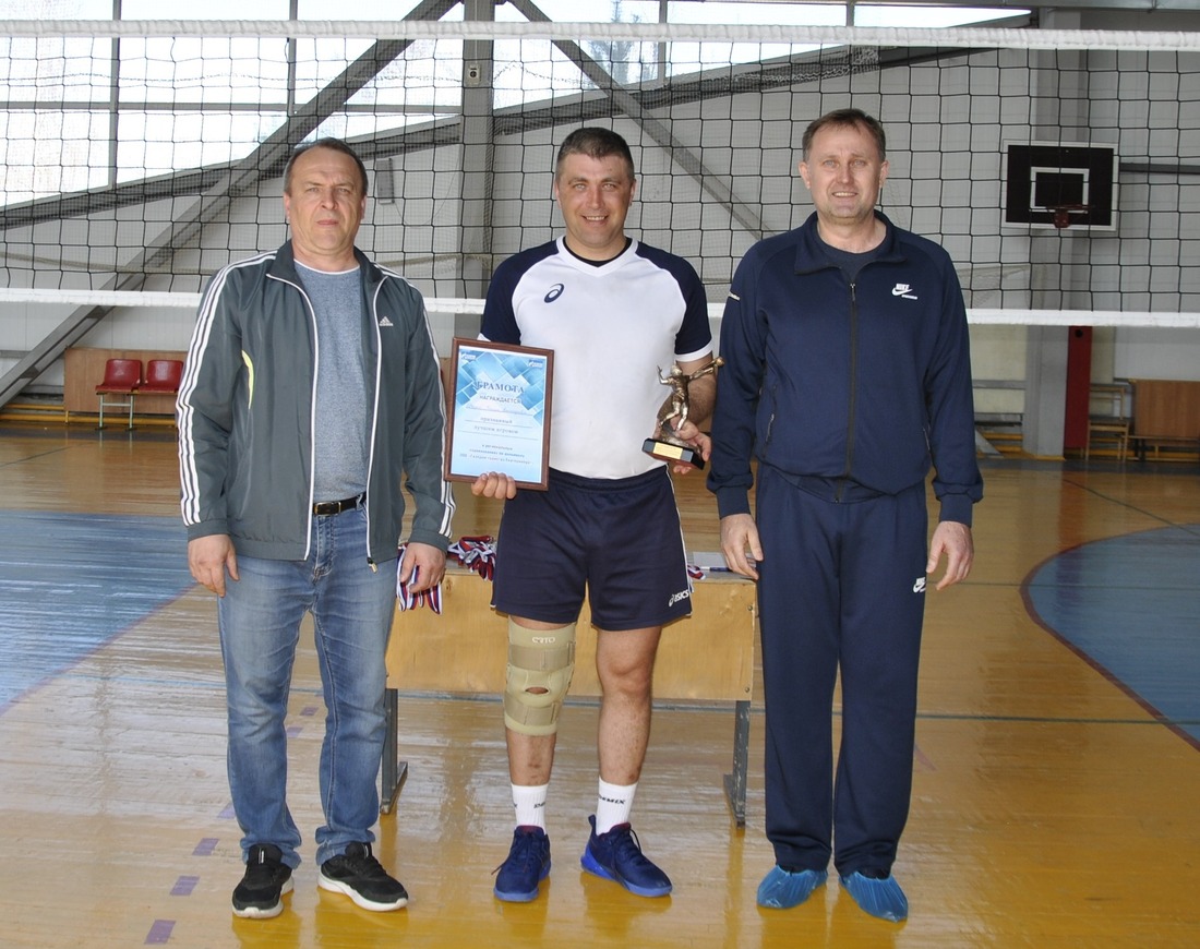 Одним из лучших игроков предварительного раунда признан Максим Объедков (в центре)
