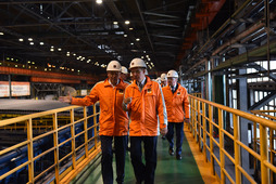 Дмитрий Пумпянский и Алексей Миллер во время посещения завода