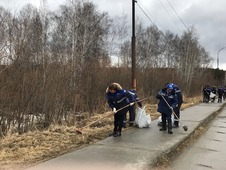 Сотрудники Малоистокского ЛПУМГ очистили от мусора пешеходную дорогу, ведущую в микрорайон Компрессорный, и прилегающую к ней территорию