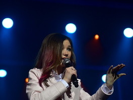 Дарья Мирошниченко, выступавшая в финале "Факела" в средней возрастной категории, заняла третье место в номинации "эстрадный вокал" с песней "Представь себе" из популярного новогоднего фильма "Чародеи"