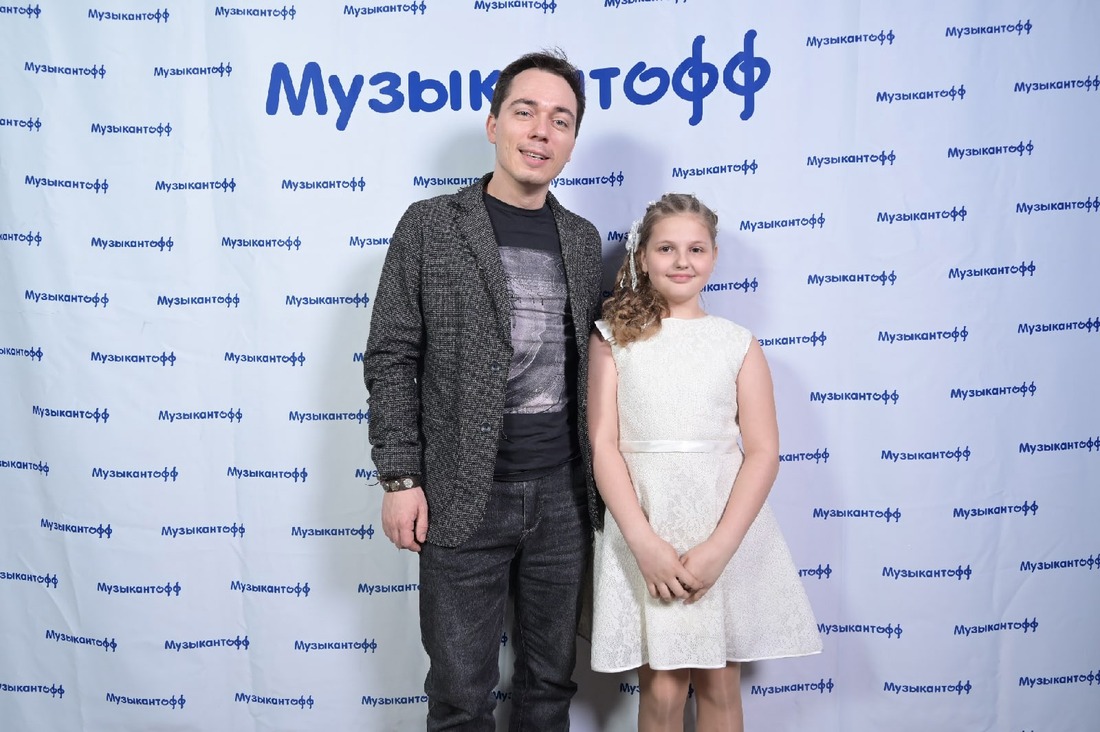 Ульяна Азарова и член жюри конкурса, музыкант и телеведущий Родион Газманов