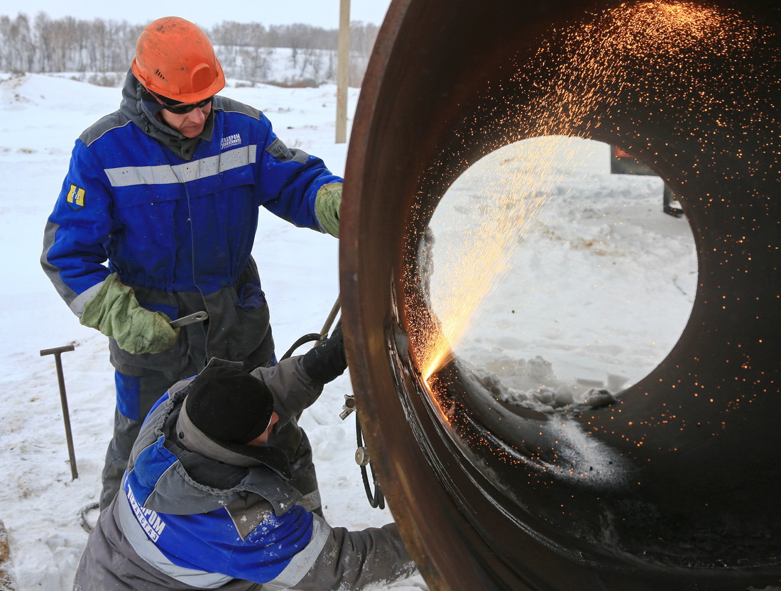 Газорезчики управления аварийно-восстановительных работ №4 готовят катушку для замены поврежденного участка