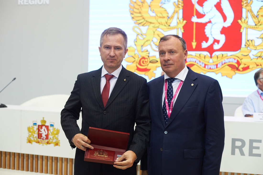 Константин Постаутов (слева) награжден за разработку и внедрение систем измерения и регистрации параметров разрушения труб на магистральных газопроводах