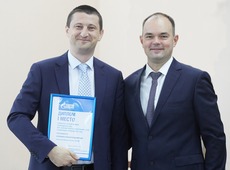 Лучшим руководителем по итогам 2019 года признан начальник Малоистокского ЛПУМГ Алексей Олейников (слева)