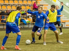 Александр Мирошниченко (в центре) из Красногорского ЛПУМГ с шестью голами стал лучшим снайпером команды уральских газовиков