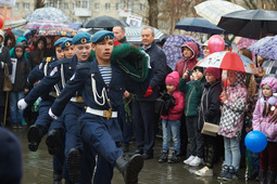 Во время праздничных торжеств в честь 73-й годовщины Великой Победы в микрорайоне Компрессорный Екатеринбурга